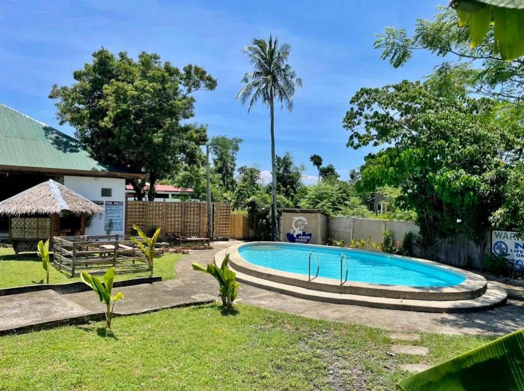 una piscina en el patio trasero de una casa en Anda-Divers-Enjoy Garden Resort en Anda