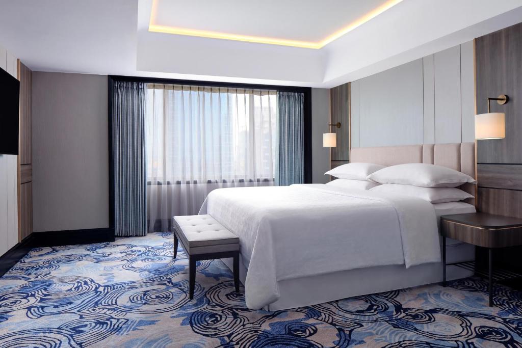 Postel nebo postele na pokoji v ubytování Sheraton Surabaya Hotel & Towers