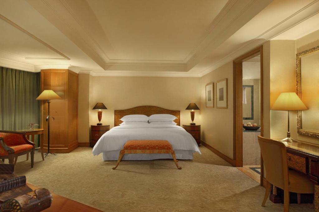 Postel nebo postele na pokoji v ubytování Sheraton Surabaya Hotel & Towers