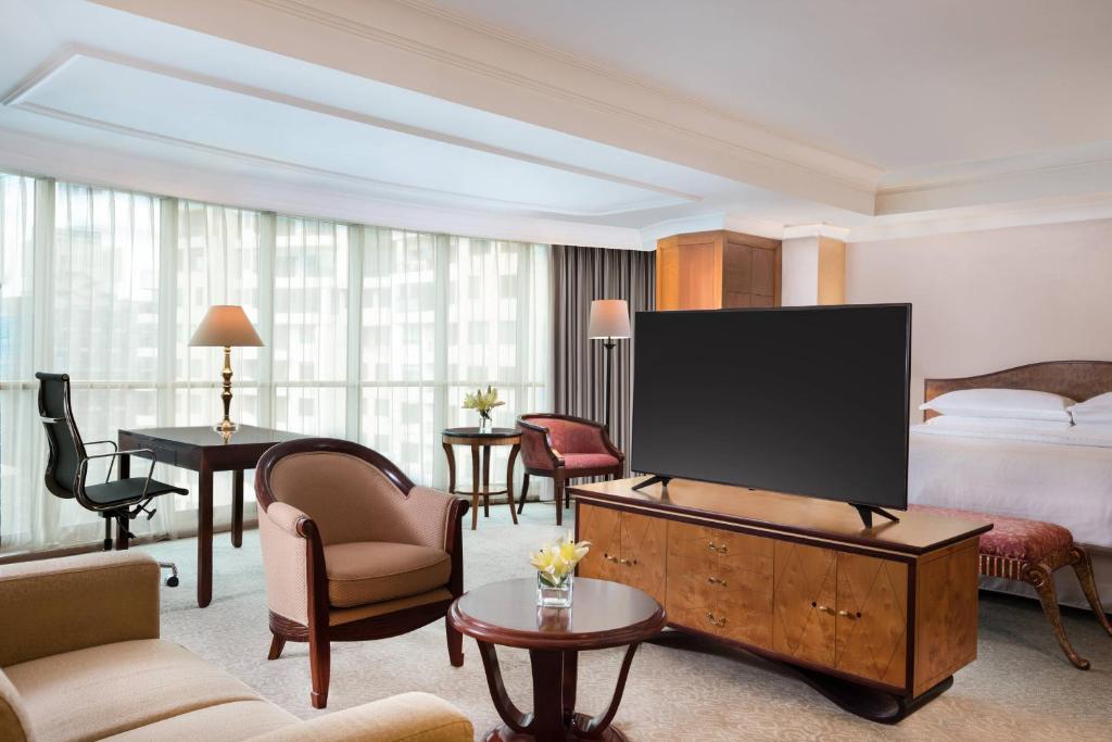 TV a/nebo společenská místnost v ubytování Sheraton Surabaya Hotel & Towers