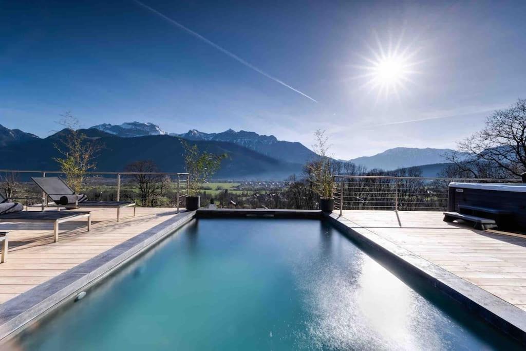 una piscina con montañas en el fondo en Villa Bamboo en Lathuile
