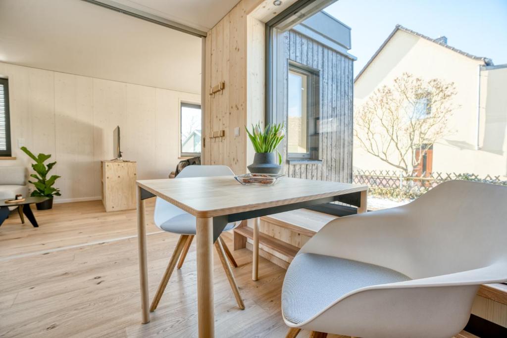 a dining room with a table and chairs at Tiny Design-Modulhaus mit 33 m² in Grimma