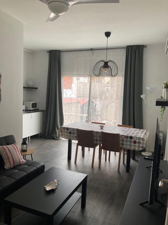 a living room with a table and a couch at Spacious vintage 18 in Vinarós