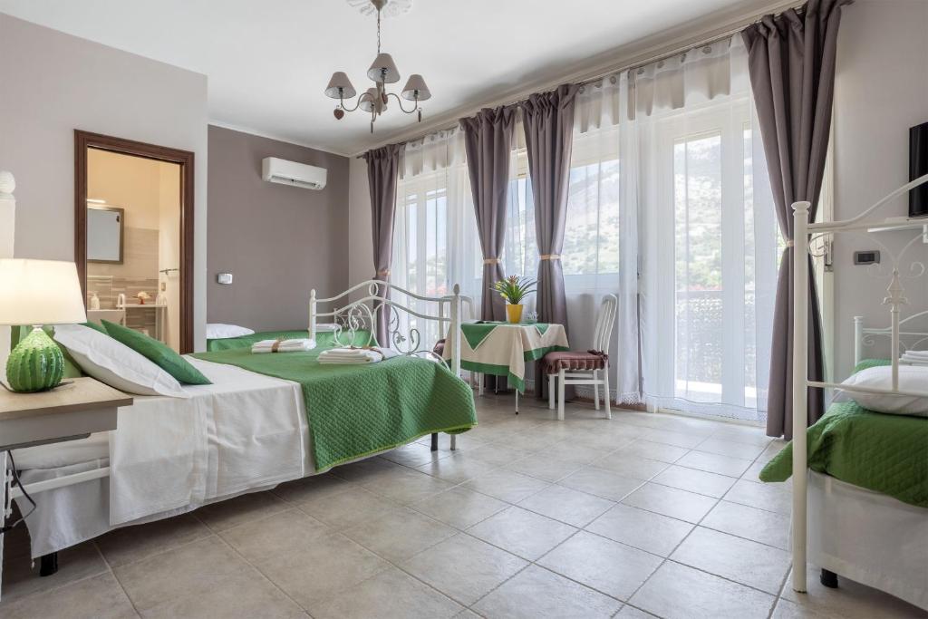 Un dormitorio con dos camas y una mesa y sillas. en Villa Salvatore, en Capaci