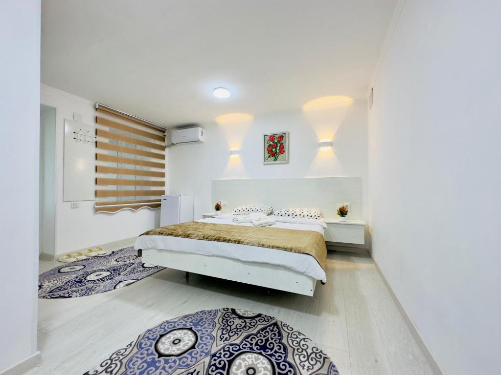 - une chambre avec un lit et un tapis dans l'établissement ABS Guest House Osh, à Och