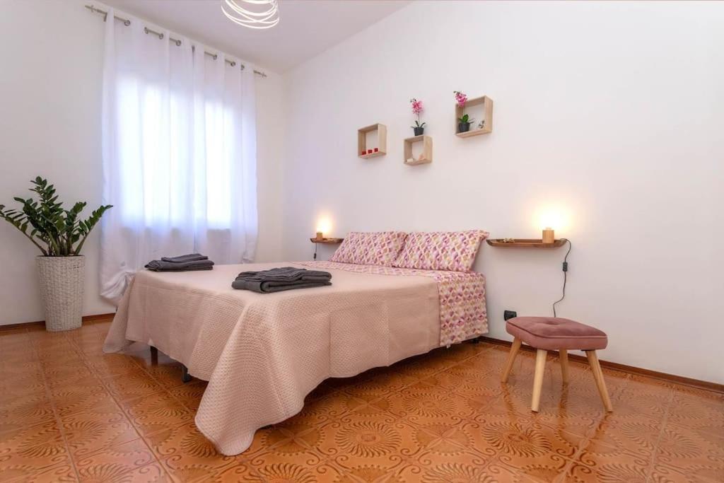 Casa Fiori [Centro città, Free parking] في برا: غرفة نوم بسرير مع طاولة وكرسي