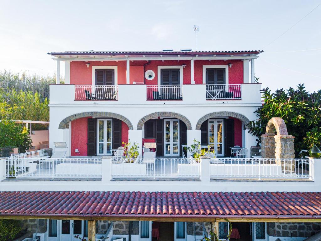 Casa roja y blanca con balcón en Cala Dei Romani en Ventotene
