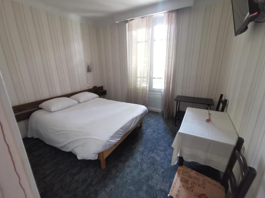 Postel nebo postele na pokoji v ubytování hotel le tourisme