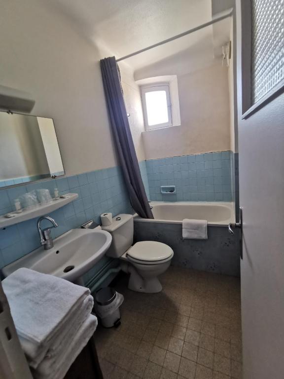 Koupelna v ubytování hotel le tourisme