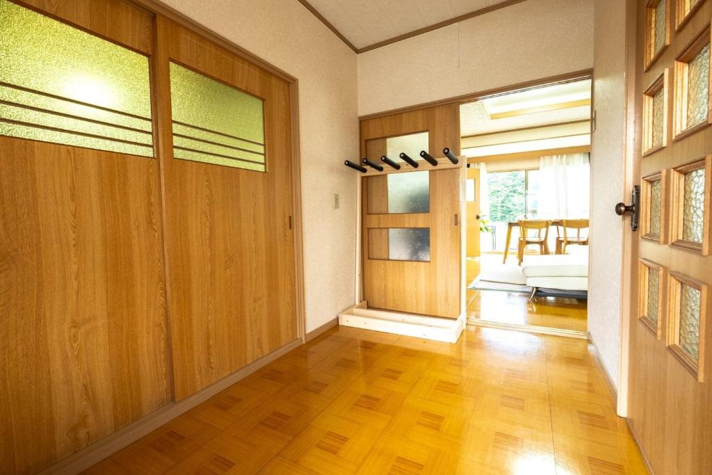 um corredor com uma porta e uma sala de estar em Furano - House / Vacation STAY 56483 em Furano