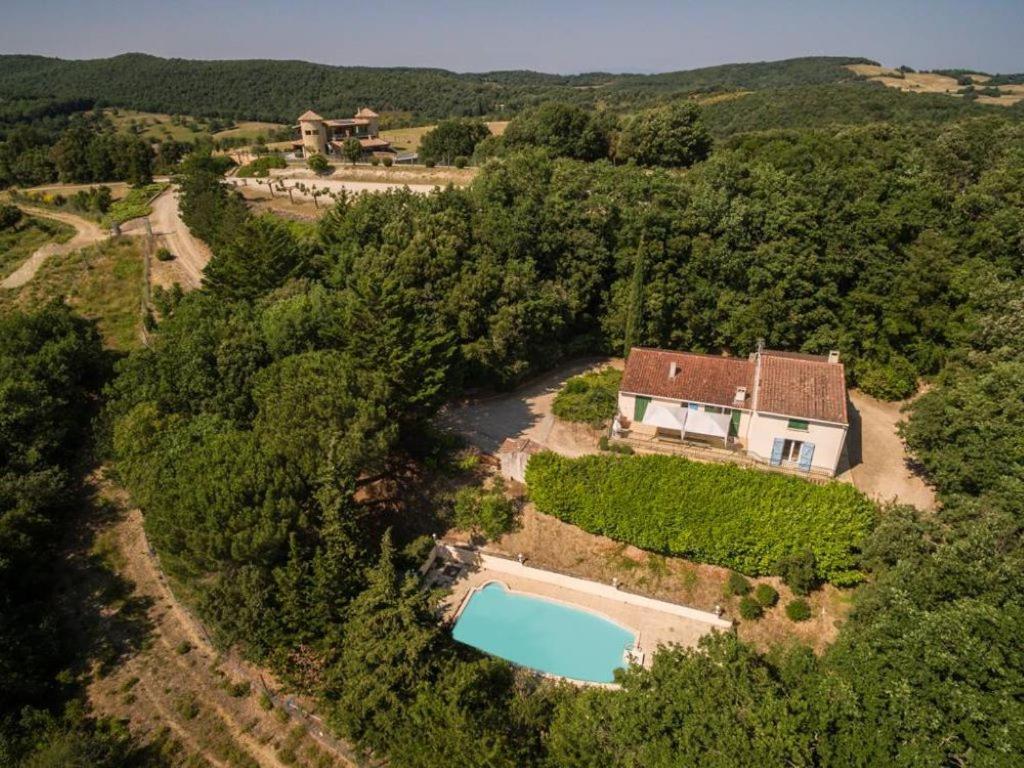 eine Luftansicht eines Hauses mit Pool in der Unterkunft Villa 14 personnes en pleine campagne dans un parc naturel avec piscine privée in Villarzel-du-Razès