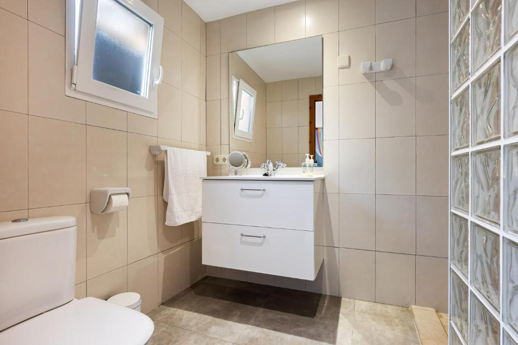 A bathroom at Holiday Home S'Abellar