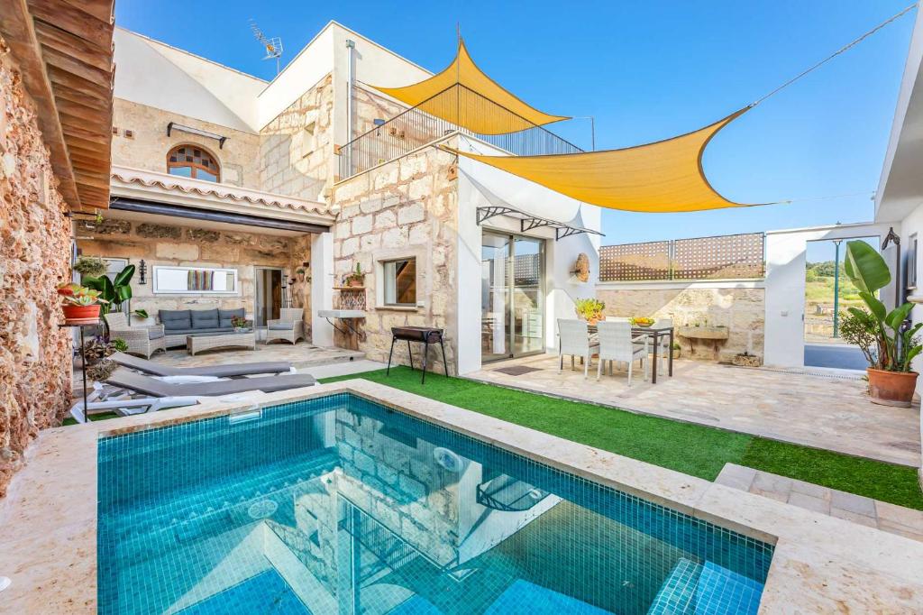 uma villa com uma piscina e um pátio em YupiHome Holiday Home S'Abellar em Santa Margalida