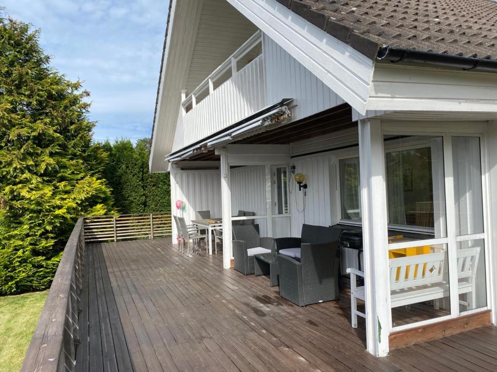 a deck with chairs and a table on a house at Hällestrand Semester villa in Strömstad