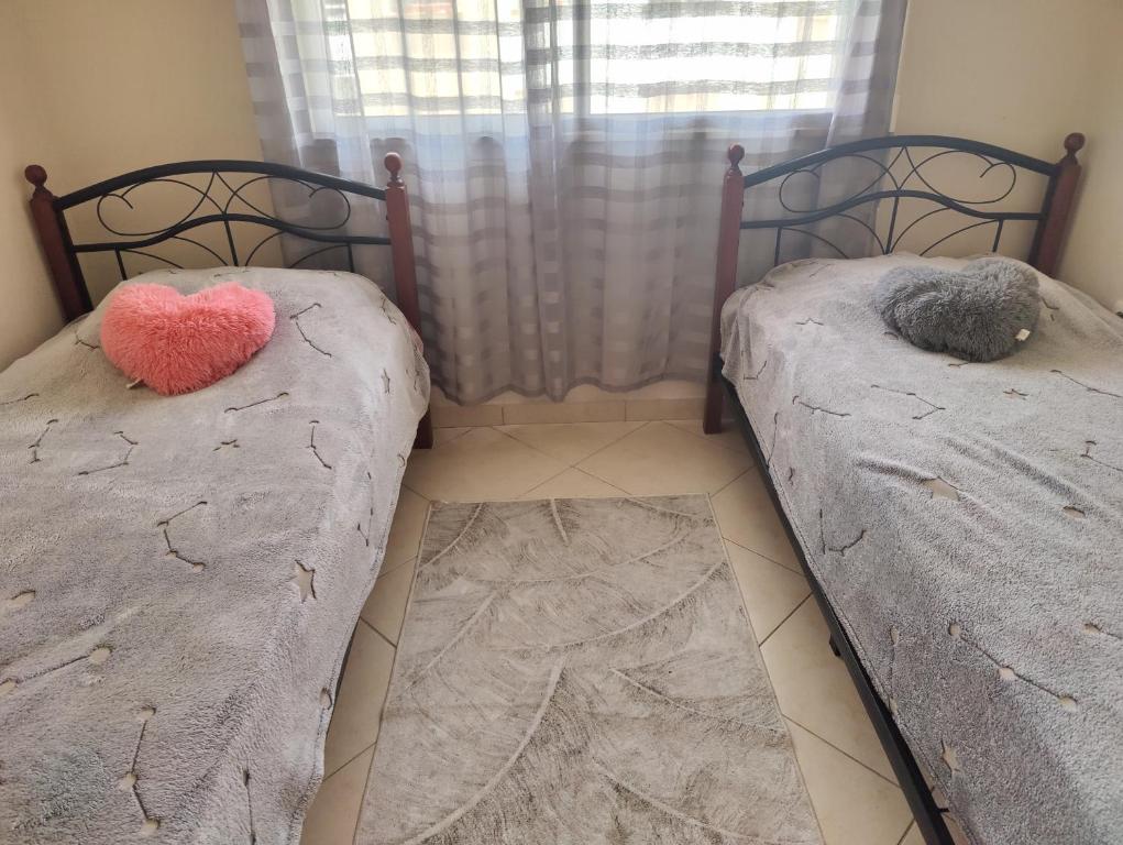 1 dormitorio con 2 camas con un corazón rojo en Résidence ASSAFA 3 AGADIR Familiale, en Agadir