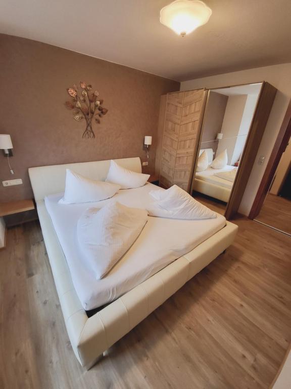 Postel nebo postele na pokoji v ubytování Adler Hotel-Pension