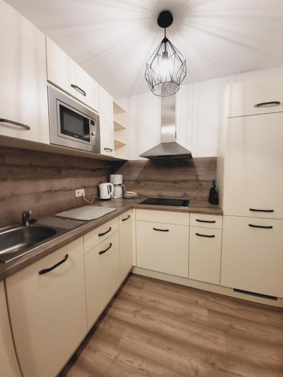 Kuchyň nebo kuchyňský kout v ubytování Adler Hotel-Pension