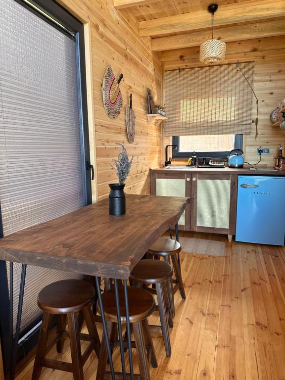 uma cozinha com uma grande mesa de madeira e bancos em Casa di Arte Wood House em Perşembe
