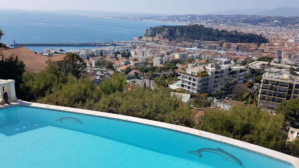 - une piscine avec vue sur la ville dans l'établissement Roc Maria Lucia, à Nice