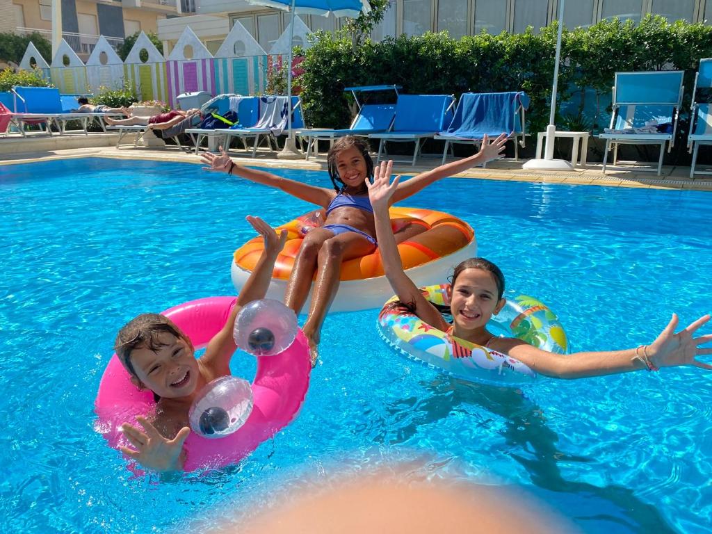 Bazén v ubytování Hotel Adelphi nebo v jeho okolí