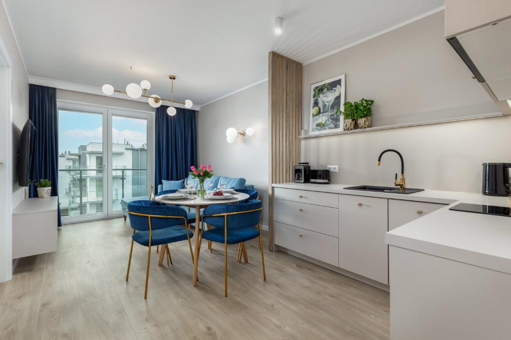 Kuchyňa alebo kuchynka v ubytovaní Seaside Apartamenty Porta Mare I Kołobrzeg