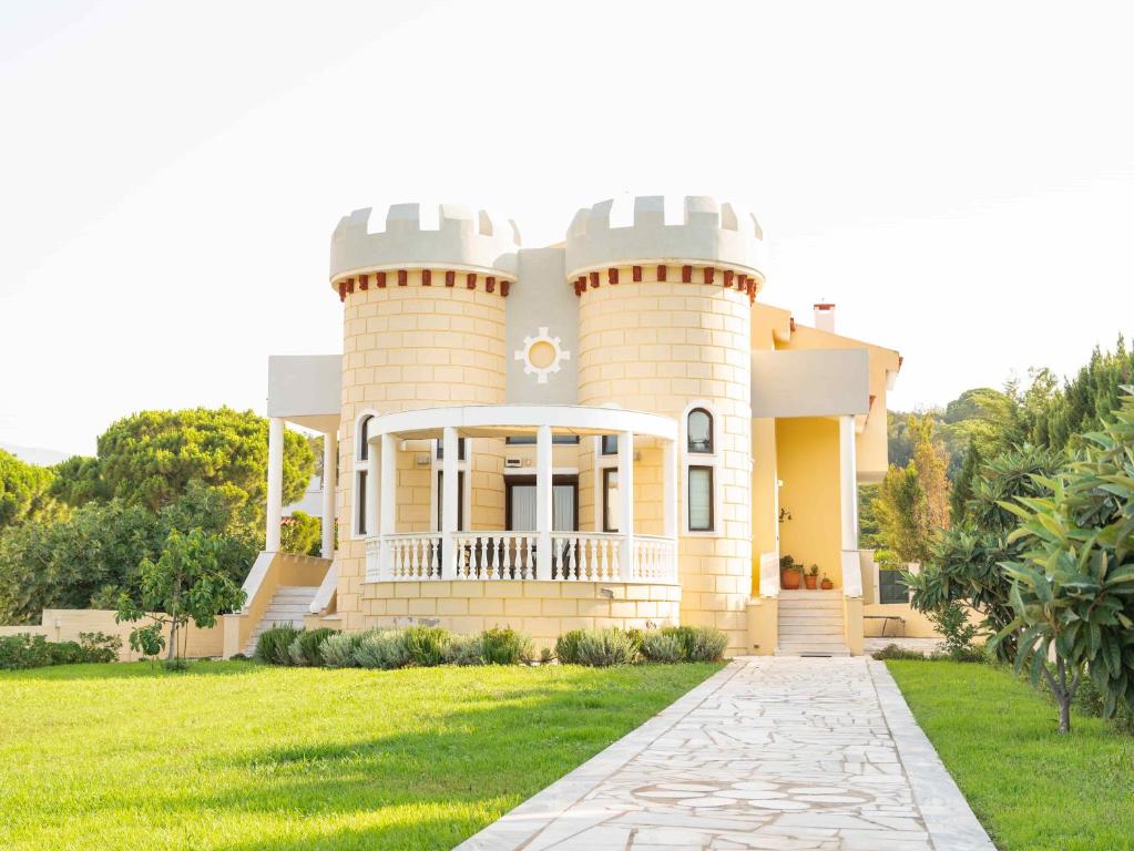ein Haus mit einem Schloss darüber in der Unterkunft Castle Villa Anavyssos in Anavyssos