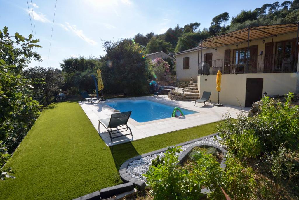 einen Hinterhof mit einem Pool und einem Haus in der Unterkunft Villa La Couaste in Lorgues