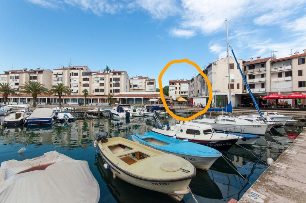 eine Gruppe von Booten liegt in einem Yachthafen vor Anker in der Unterkunft Studio apartman Irma Červar in Poreč