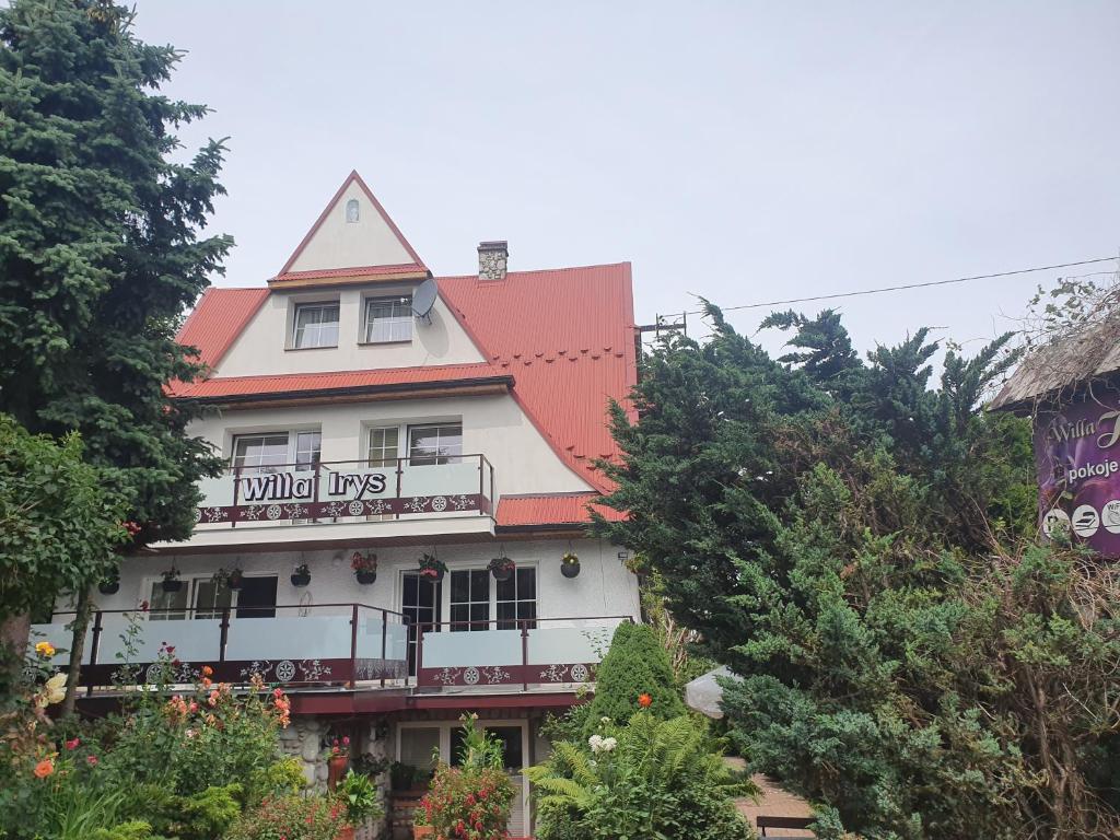 un gran edificio blanco con techo rojo en Willa Irys en Bukowina Tatrzańska