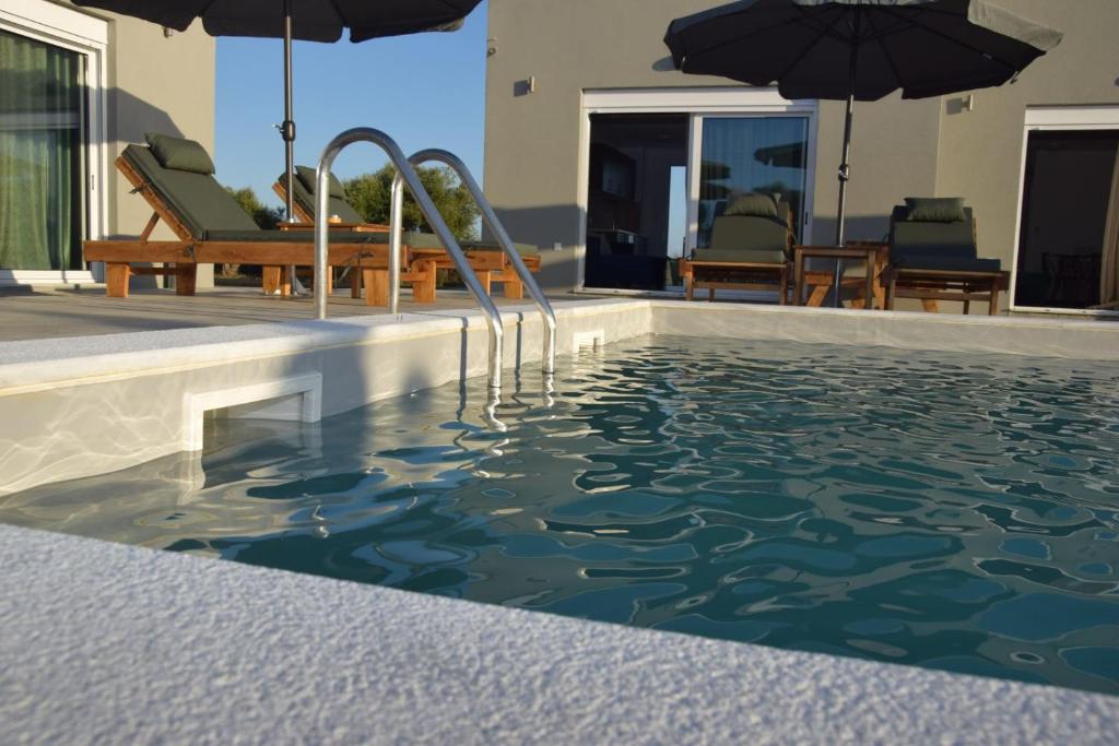 Bazén v ubytování Olympia Suites nebo v jeho okolí