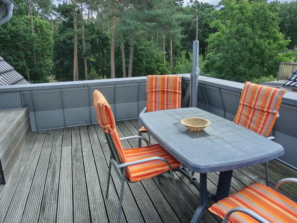 een patio tafel en stoelen op een terras bij Ferienwohnung MH2 "Sunrise" in Rostock