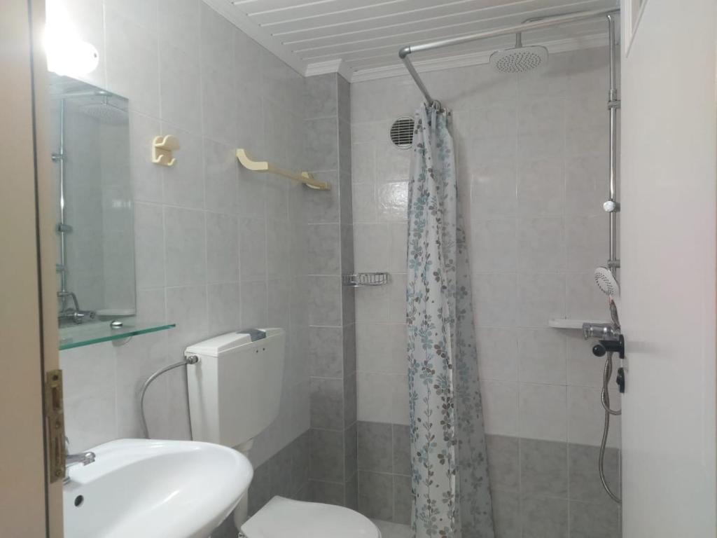 Kúpeľňa v ubytovaní Antonis Apts, Physio Fitness Retreats