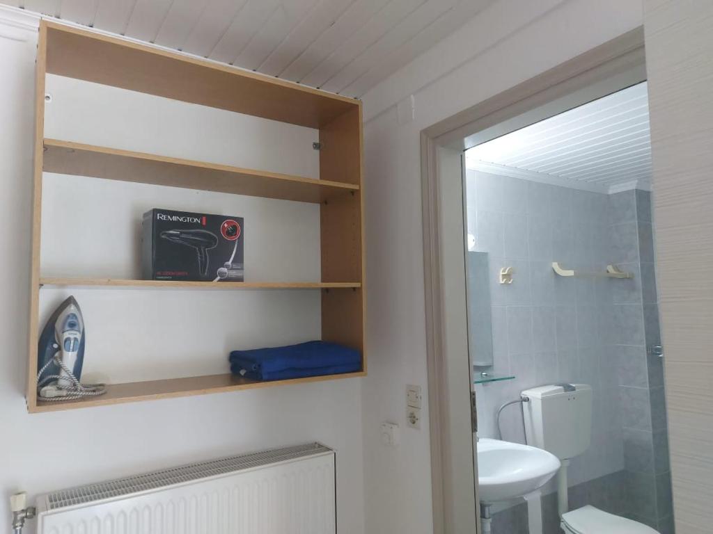 Kúpeľňa v ubytovaní Antonis Apts, Physio Fitness Retreats