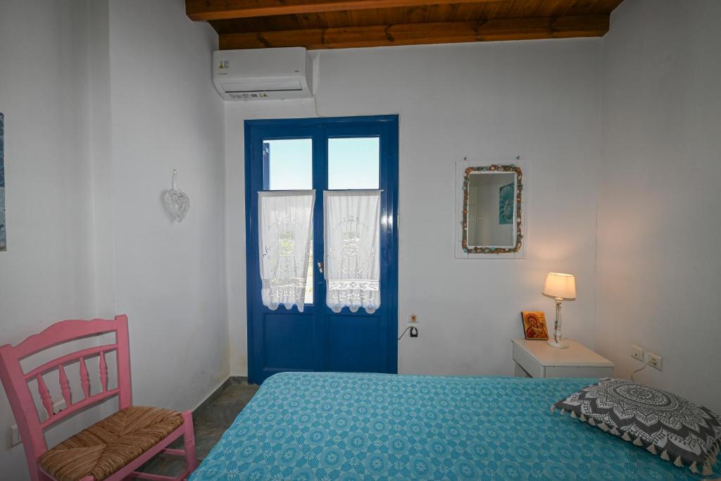 מיטה או מיטות בחדר ב-Tzados Sunny Villa