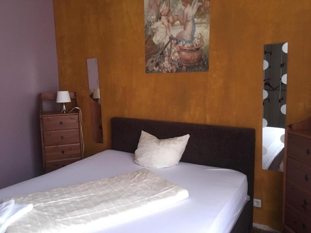 een slaapkamer met een bed en een schilderij aan de muur bij Zimmer in Kaiserslautern in Kaiserslautern