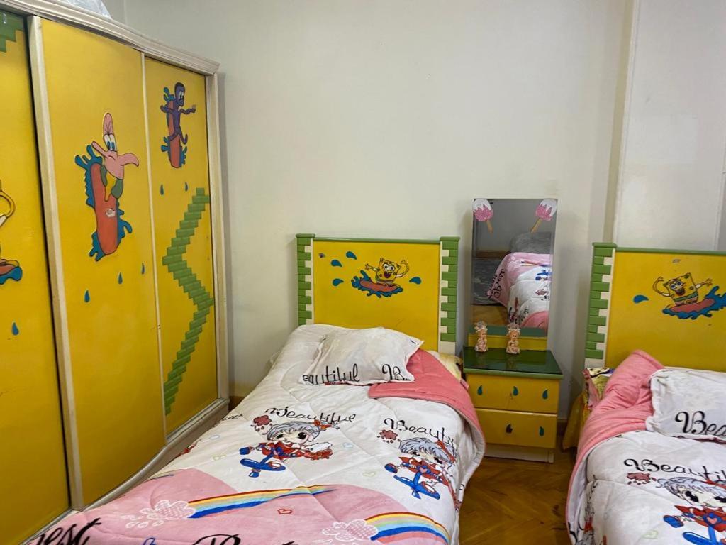 Ein Bett oder Betten in einem Zimmer der Unterkunft شقه مفروشه للايجار على البحر مباشره بالزقازيق