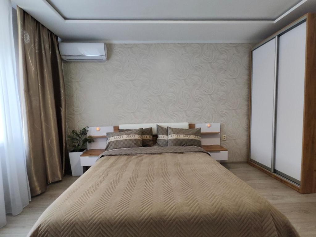 sypialnia z dużym łóżkiem w pokoju w obiekcie Zlata De Luxe w Iwano-Frankiwsku