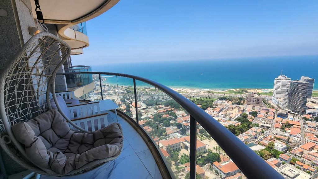 een uitzicht op een stad vanaf de top van een gebouw bij Modern 2BR Amazing Sea View W/Parking by HolyGuest in Tel Aviv