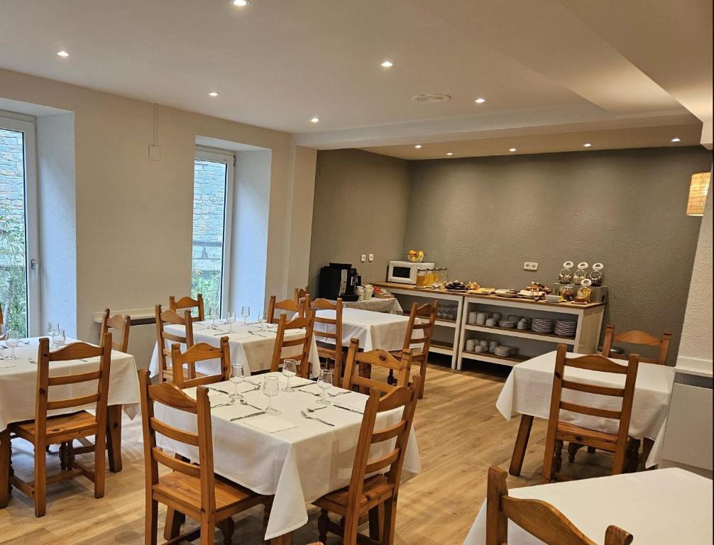 Reštaurácia alebo iné gastronomické zariadenie v ubytovaní Hotel Anglada