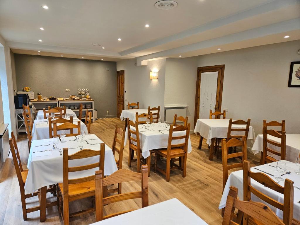 Reštaurácia alebo iné gastronomické zariadenie v ubytovaní Hotel Anglada