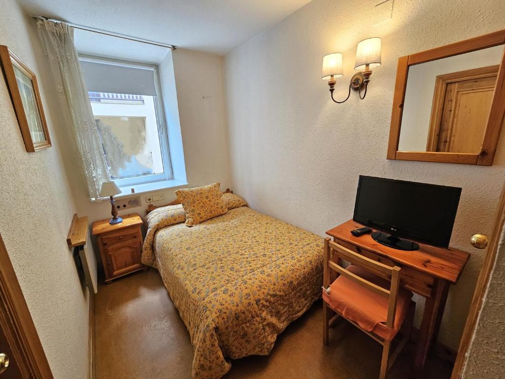 Televízia a/alebo spoločenská miestnosť v ubytovaní Hotel Anglada