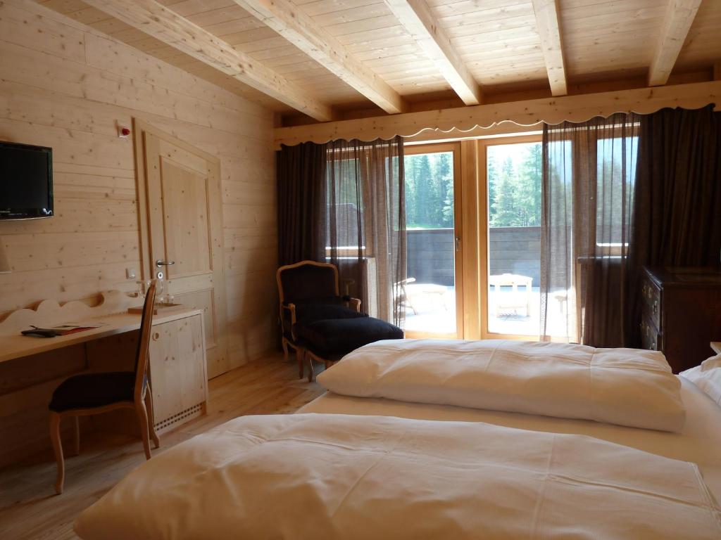 Postel nebo postele na pokoji v ubytování Hotel Ciasa Salares