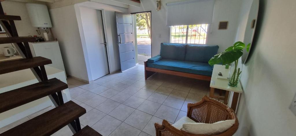 mit Blick auf ein Wohnzimmer mit einem blauen Sofa in der Unterkunft Loft Costanera in Posadas