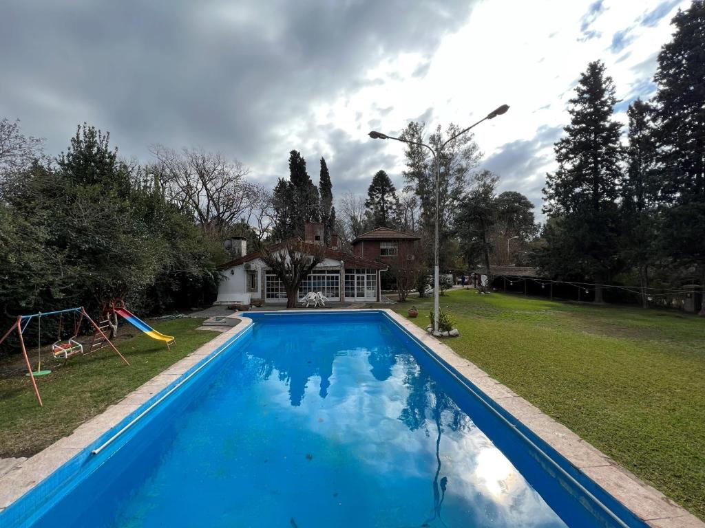 una piscina en el patio de una casa en Quinta La Milagrosa en José C. Paz