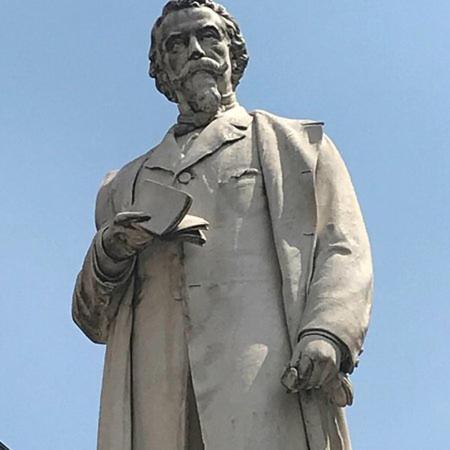 a statue of a man holding a book at Casa Esvael Rooms in Verona
