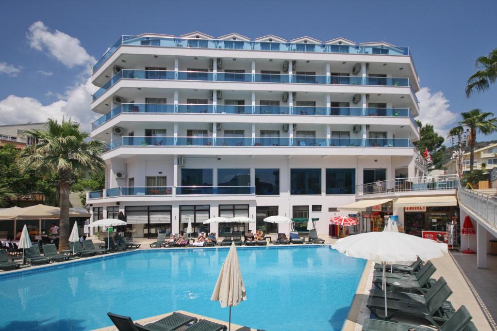 un hotel con piscina di fronte a un edificio di Palmea Hotel a Marmaris