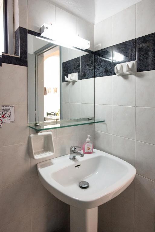 Kúpeľňa v ubytovaní Antonis Apts, Physio Fitness Retreats