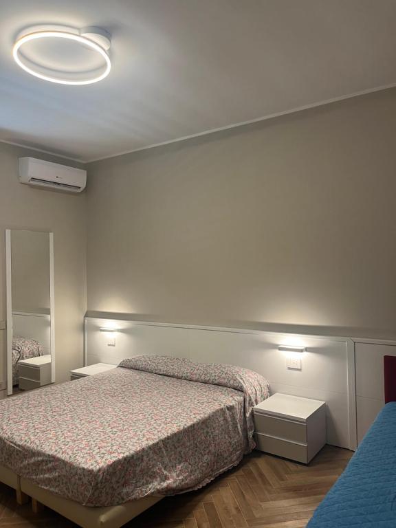 1 dormitorio con 1 cama y 2 mesitas de noche en Il primo sasso, en Matera