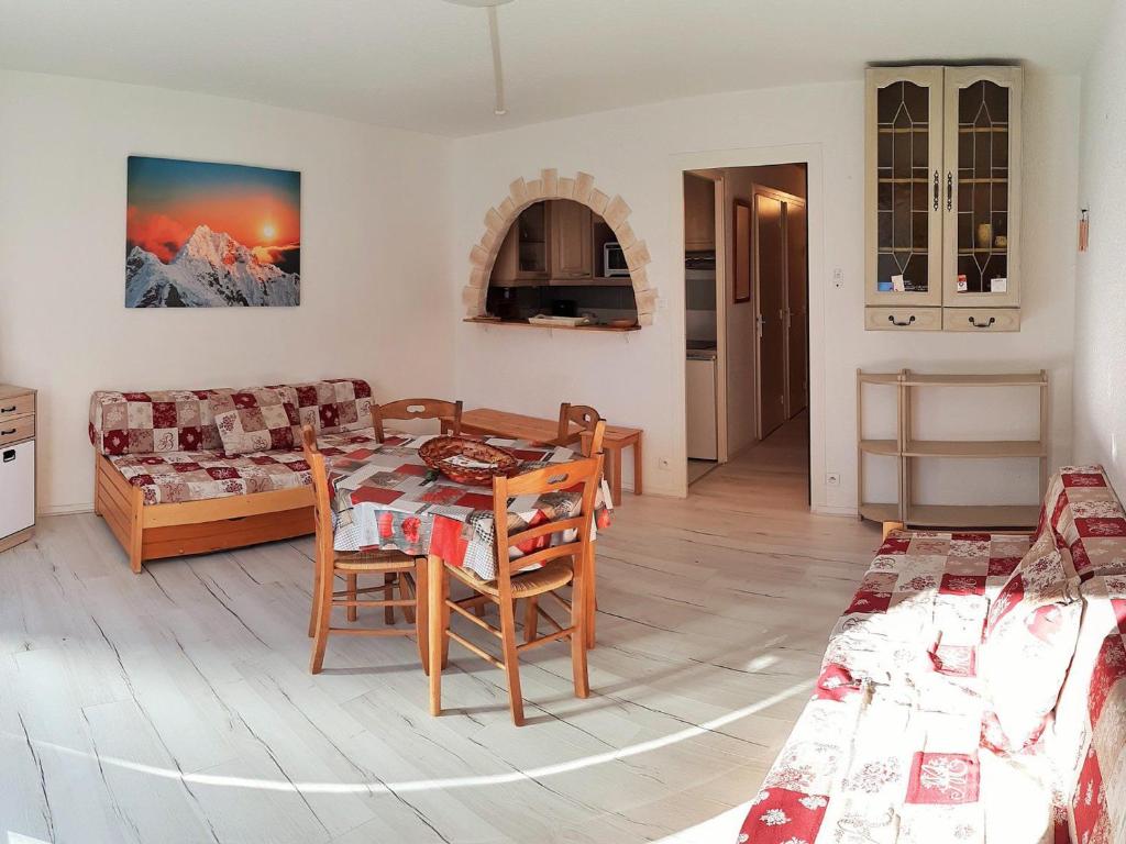 un salon avec une table et un canapé dans l'établissement Studio cosy 4 pers, balcon sud, pied des pistes, navette gratuite, animaux acceptés - FR-1-516-158, à Les Deux Alpes