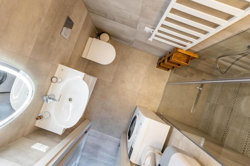 an overhead view of a bathroom with a toilet and a sink at Nauji apartamentai! Pamario 14 in Nida